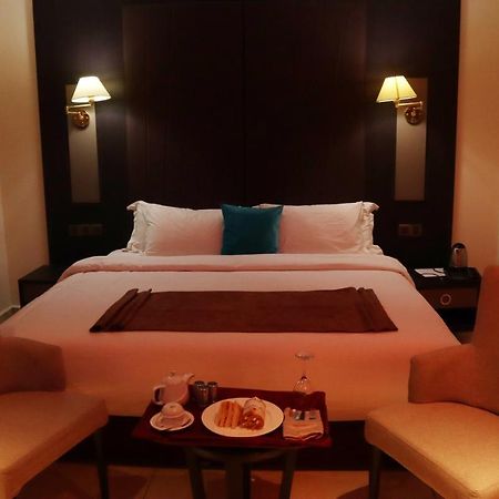 Monty Suites คาลาบาร์ ภายนอก รูปภาพ