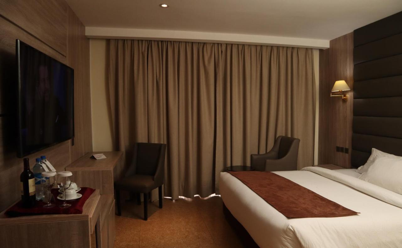 Monty Suites คาลาบาร์ ภายนอก รูปภาพ