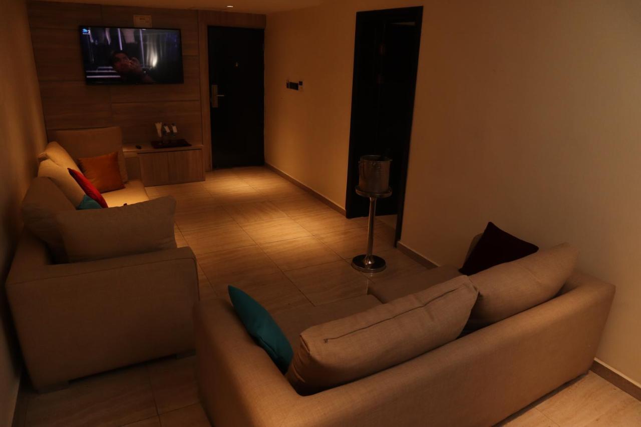Monty Suites คาลาบาร์ ภายนอก รูปภาพ